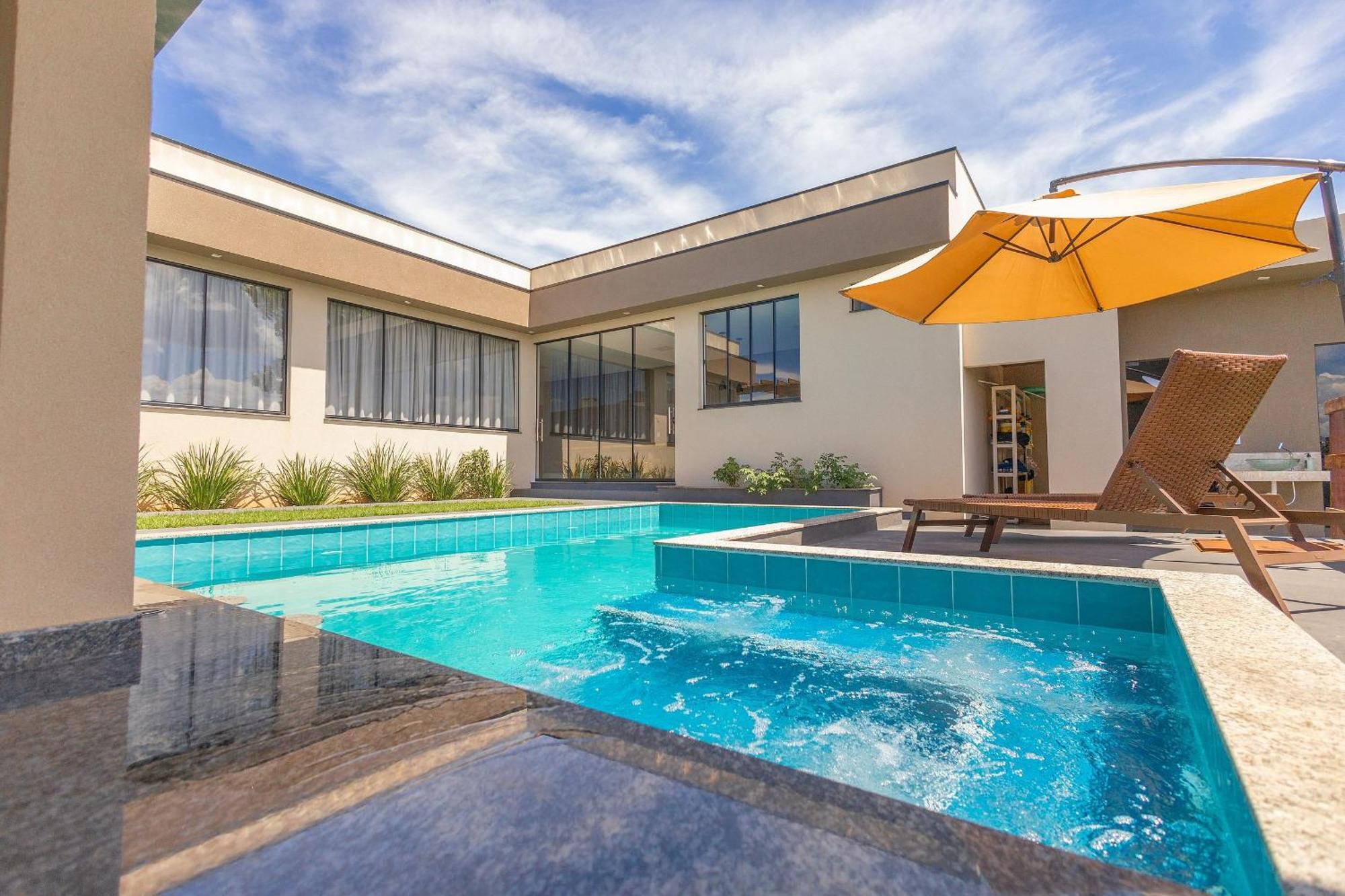 Charmosa Casa C/ 3 E Piscina Com Hidro